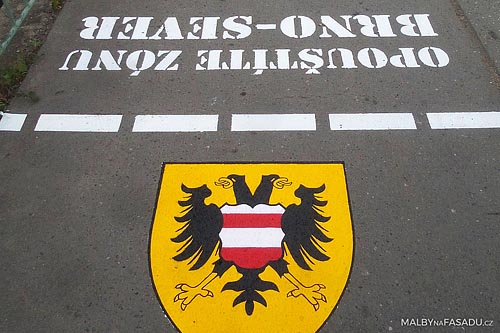Umělecká malba znaku na zem Brno